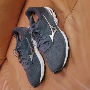 Mizuno SNEAKERS  size 8